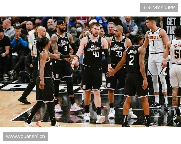 乔治这自律程度，凌晨四点的洛杉矶都嫌他太卷