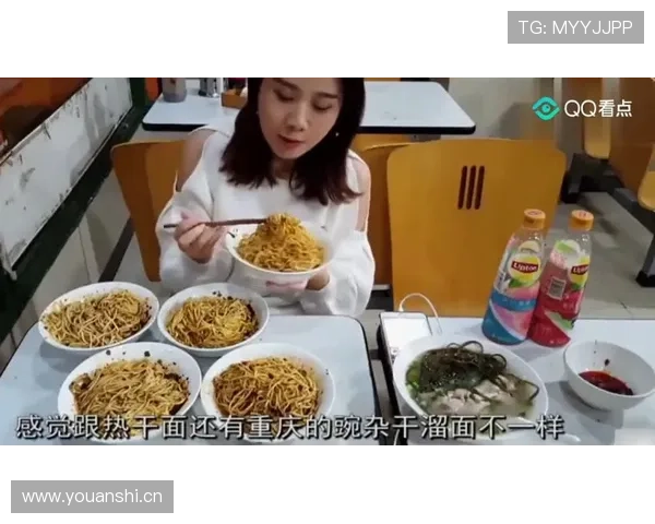 杨舒予训练完直接拎爱马仕去吃夜宵？