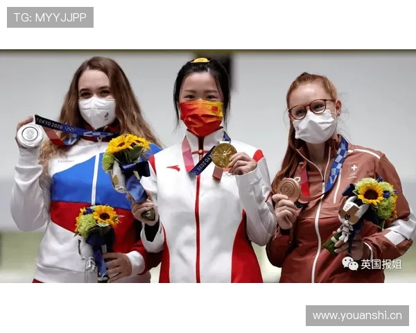 杨倩笑得像邻家妹妹，肩上的包却在提醒你：这圈层有点远