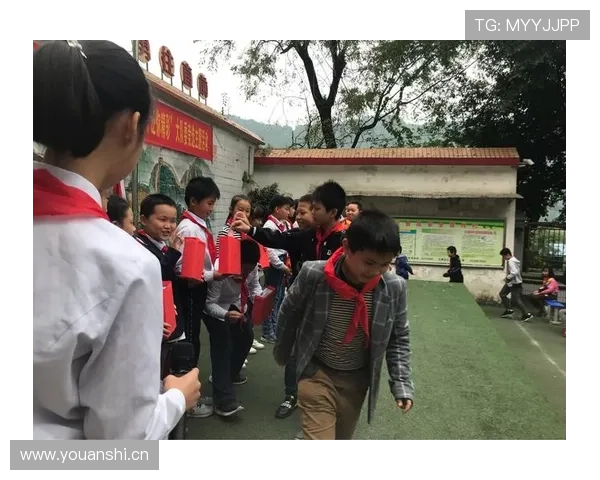 汪周雨满头汗拎着名牌包，路人表情比他还精彩