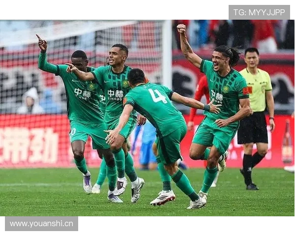 国安中场看似人多，实则功能重叠，节奏全乱了